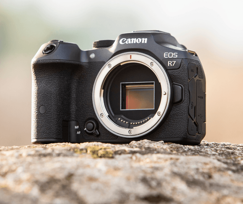 Canon lansează EOS R7 - noua cameră mirrorless pentru pasionații de fotografie - cbspro